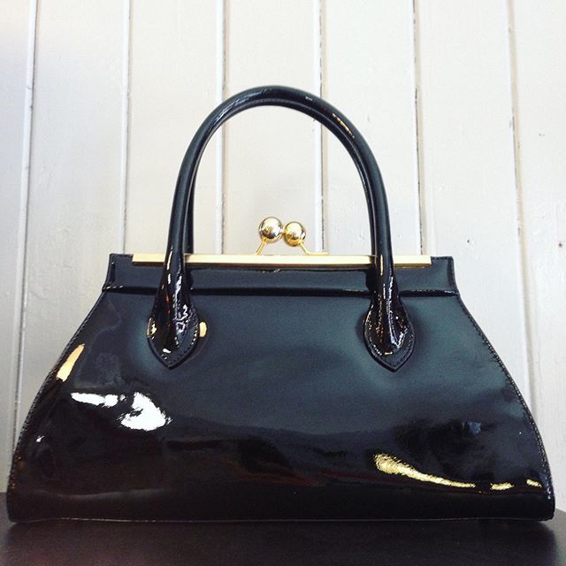 HBEdinburgh's tweet photo. Shiny black patent leather Artigiano Italian handbag if you please 👜 https://t.co/Tg3WxnkAPB https://t.co/yJ27eqkJrE