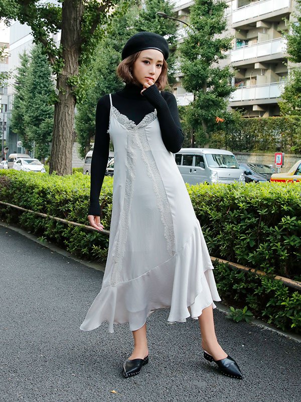 Eimyistoire Official Final Sale ポイントレースサテンキャミワンピース 16 980 8 490 サテン生地に繊細なレースをのせたキャミワンピース 艶感のあるサテン生地は女性らしさを高め レースが大人なセクシーさを醸し出します 商品ページは