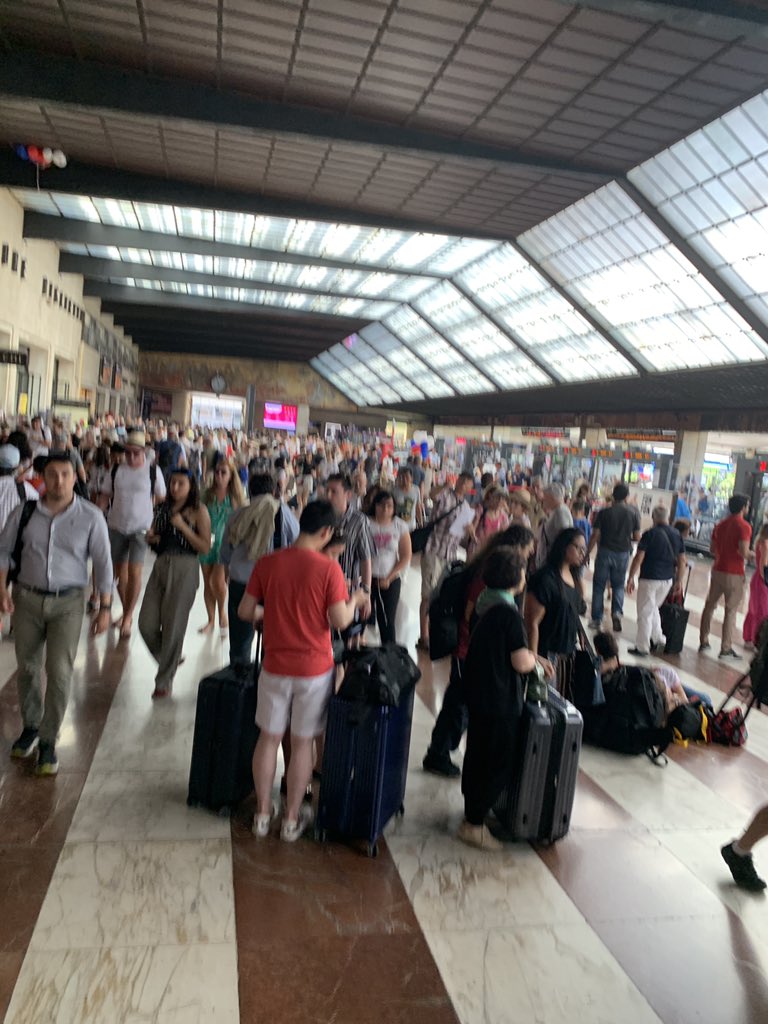 InOlivers's tweet photo. Train ride back to Florence for our last night. Very little time between getting the platform assignment and the train departure. https://t.co/K4ZYhtKrGu