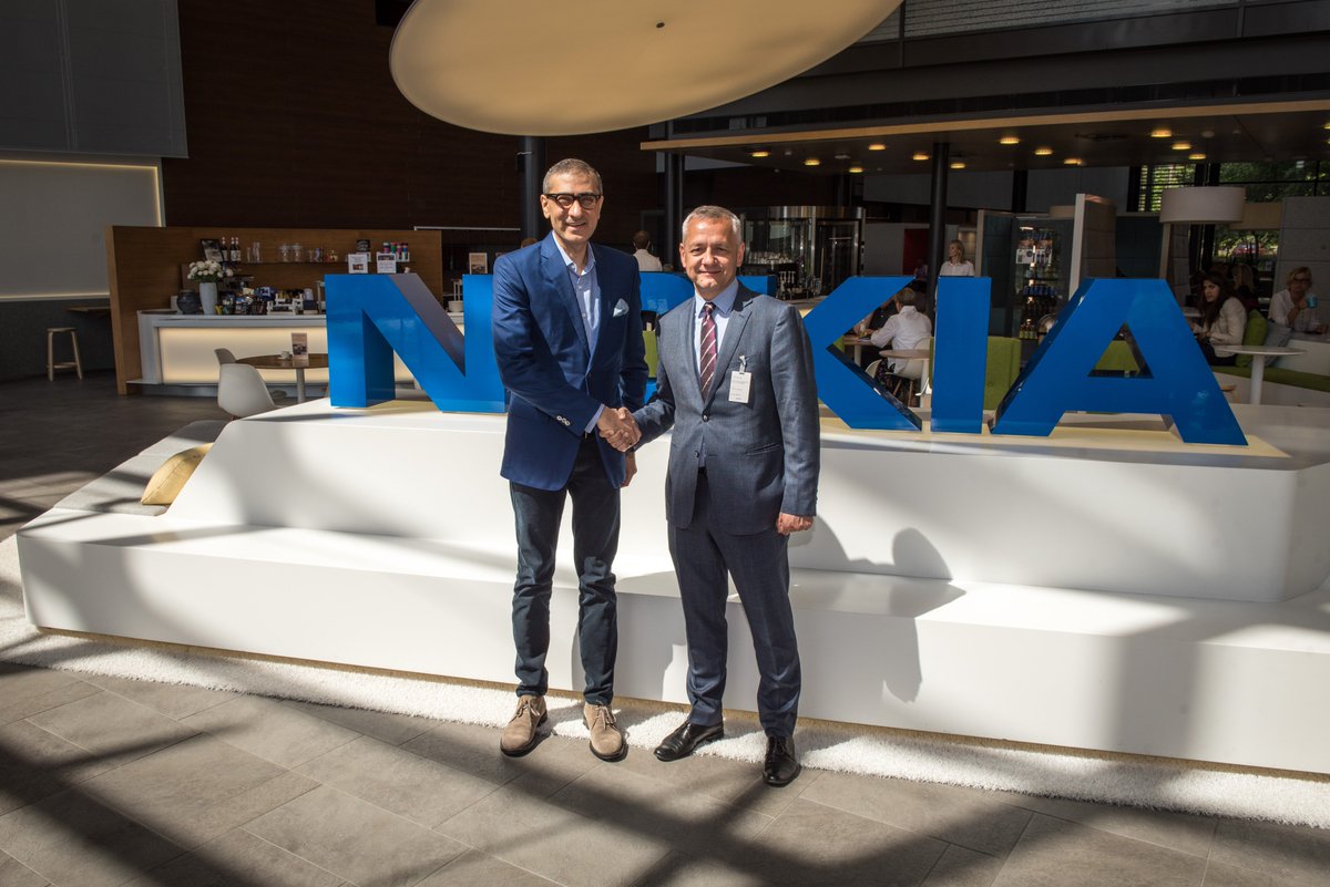 CYFRA_GOV_PL's tweet photo. 1/2 Minister @ZagorskiMarek w Helsinkach na spotkaniu z CEO Nokii Raajevem Suri: - Polska jest dla @nokia drugą Finlandią. Zatrudnia u nas prawie tyle samo osób, co tutaj. Cieszy, że jesteśmy postrzegani jako wartościowy rynek do inwestycji. 🇵🇱🇫🇮 https://t.co/RApHjD9VUL
