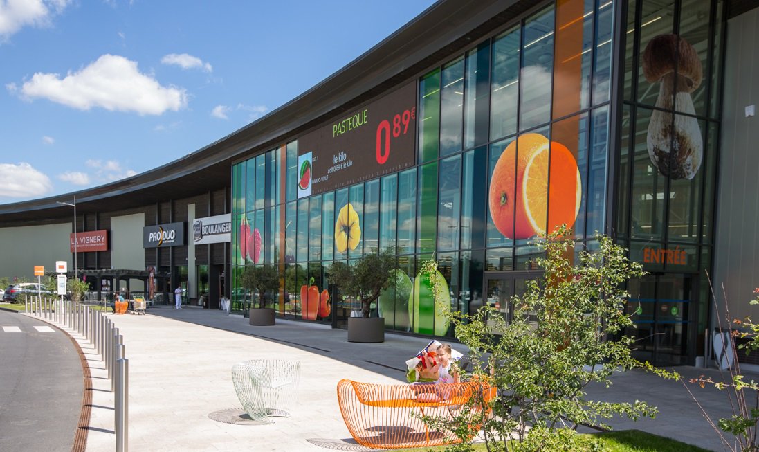 Val_Innova's tweet image. Les zones commerciales de périphérie "se métamorphosent", constate la Fédération pour la promotion du #commerce spécialisé (#Procos). Si elles n’ont toujours pas bonne presse, elles séduisent de plus en plus les enseignes. #urbanismecommercial innovapresse.com/immobilier-ent…