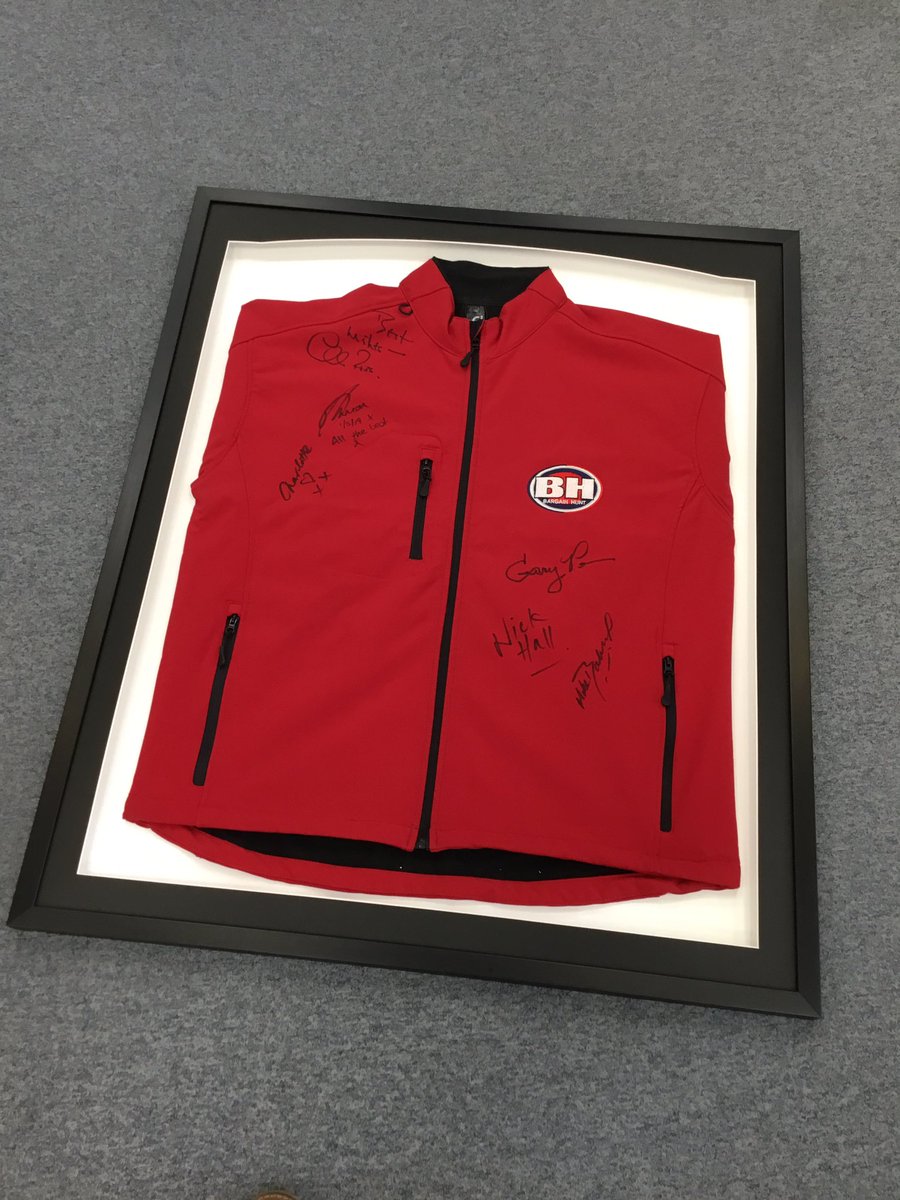 SpeedFrameLtd's tweet image. Signed Bargain Hunt jacket framed up and looking fabulous 🖼 

#framersofinstagram #framesandboxes #bargainhunt #boxframe #shirtframing