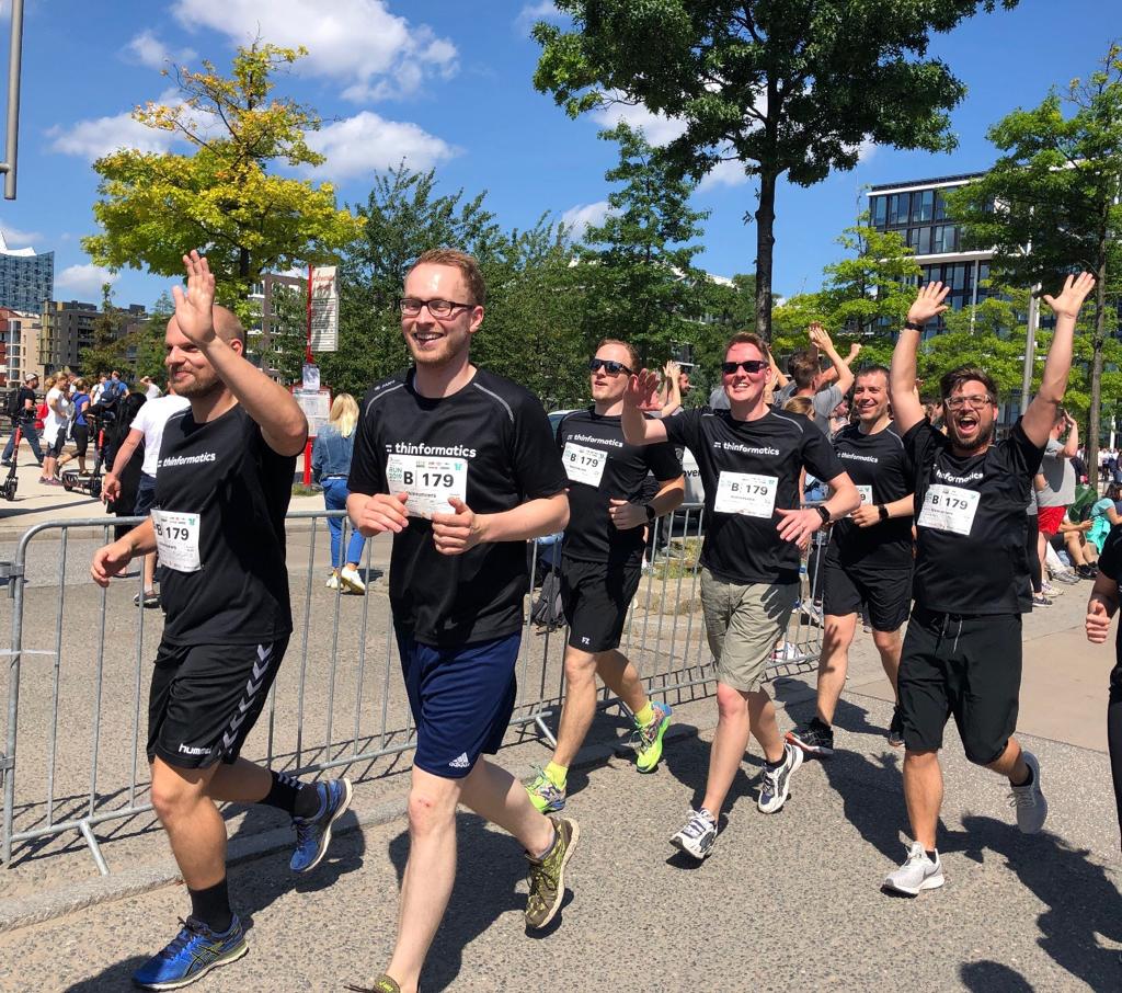 thinformatics's tweet photo. Der Hamburg Commercial Bank Run am vergangenen Sonnabend war ein voller Erfolg!
Insgesamt wurden 134.000 Euro für "Kinder helfen Kindern" erlaufen. 

Zusammen mit den Kollegen der @thinfabrics hatten wir viel Spaß und haben den Tag mit einem gemeinsamen Grillen ausklingen lassen! https://t.co/cViiN2HyfW