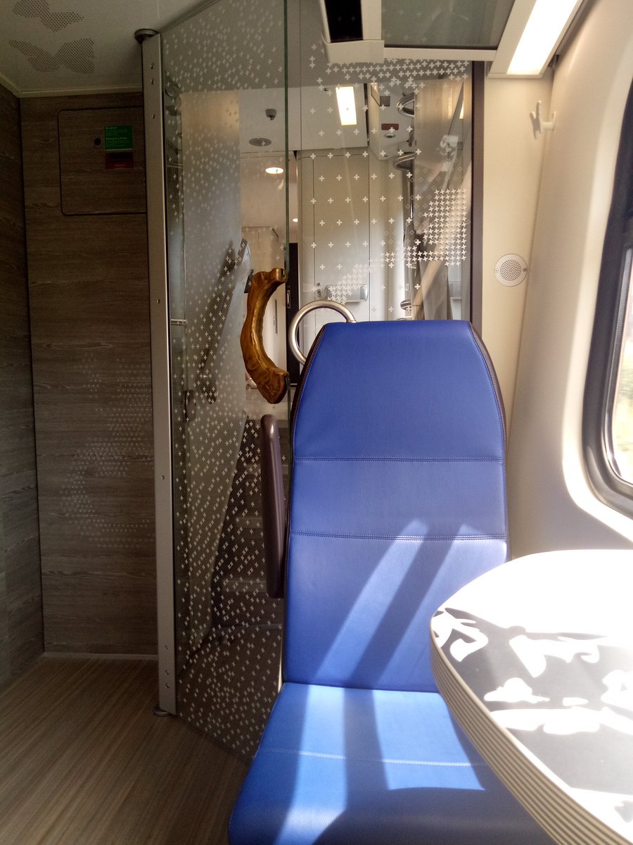 Kereta NS yg biasa kutumpangi, kendaraan umum yg bersih berkilau.