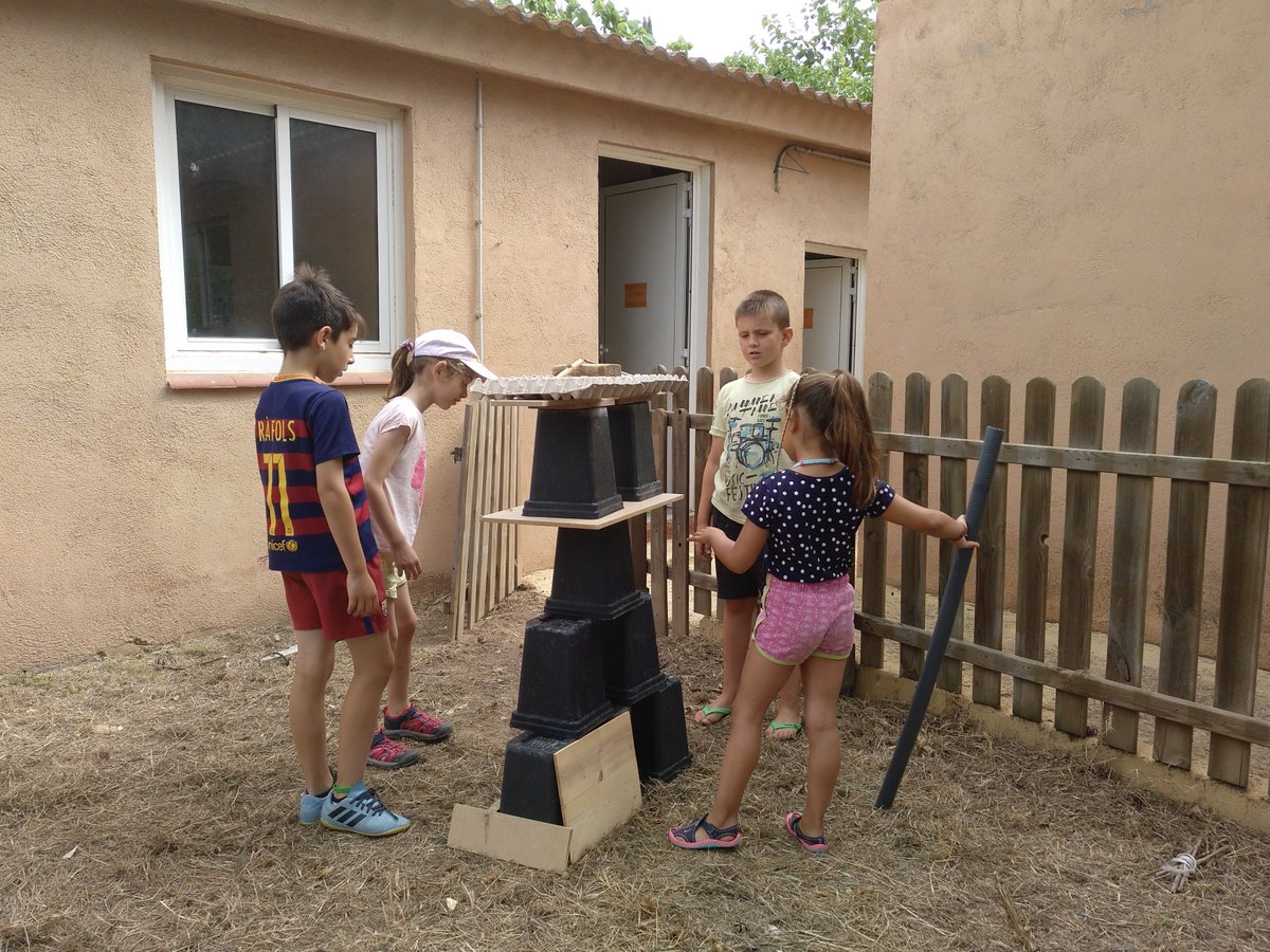 arestacoop's tweet photo. Ja hem començat el casal d'estiu!
La lleona ens ha deixat una carta presentant-nos l'ofici de la primera setmana: #constructores!
Hem construït en equip i arreglat coses d l'espai dl casal, com ara el compostador Tmb hem pintat un mural molt bonic!
Aquí us deixem algunes imatges. https://t.co/BHZOAGzRNN