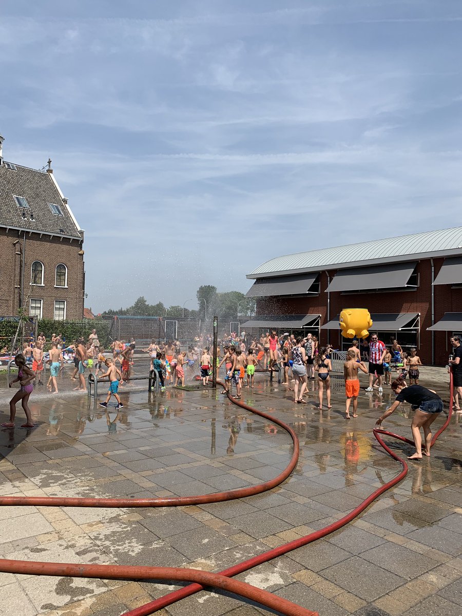 basverboom's tweet photo. Vanwege het warme weer waterpret op de basisscholen! Daar kan de brandweer niet bij ontbreken natuurlijk🚒😄💦☀️😎 
Zichtbaar op het dorp!💪🏻
@brandweer_hm @brandweerhaastrecht #zomer #hittegolf https://t.co/tStc3QMegW