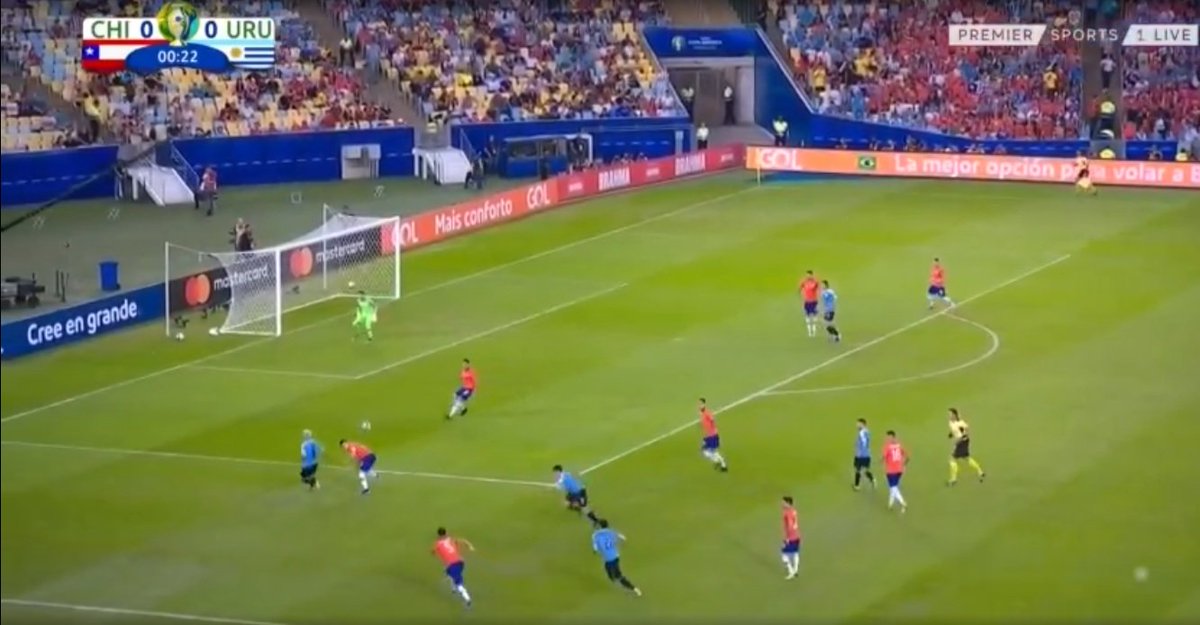 Felogolero's tweet photo. Algunos detalles del partido #URUCHI Los cambios fueron todo, dieron la amplitud que estaba faltando. 
En las dos primeras imágenes presten atención a la posición de Lodeiro y De Arrascaeta cuando la pelota está en el lado opuesto. 
La tercera es con Nandez y Jona en cancha https://t.co/2DgWCQ9Bqr