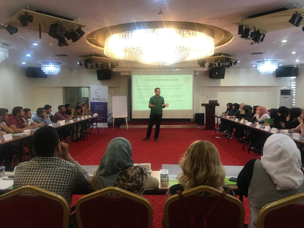 Genel Müdürlüğümüz ile UNICEF işbirliğinde yürütülmekte olan ' RAMKEG' projesi kapsamında 150 Geçici Koruma Statüsündeki Suriyeli Geçici Gönüllü Eğiticiye verilecek olan uyum eğitimi programının ilki Ankara'da başladı.