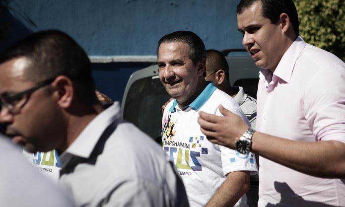 vando_correia's tweet photo. @PastorMalafaia Polícia federal indicia pastor Silas Malafaia por lavagem de dinheiro na Operação Timóteo

QUERIA ENTENDER ! 
Ou agora pastor pode!
https://t.co/U8A0UoehNg https://t.co/6tP1btJeaL