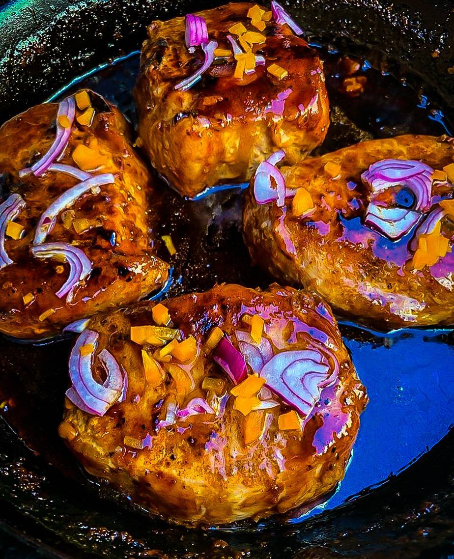 Pan seared pork chops in a maple teriyaki sauce in the @stargazercastiron 10.5- inch skillet. Sweat, savory and fresh. Yes, please!
#abetterskillet #castironunderground
#stargazercastiron #stargazernation #grilling #castiron #castironskillet #castironcooking