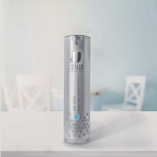 juvilis's tweet photo. DAY LOTION Su contenido ha sido formulado para rejuvenecer y su packaging....para enamorar. En Juvilis Cosmetics hemos pensado en todo lo bello, para tí. #AbsorbableFillers #SkinCare #DayLotion #CremadeDia #CremaFacial #CuidatuPiel #PielPerfecta https://t.co/yMxsFzYpyT