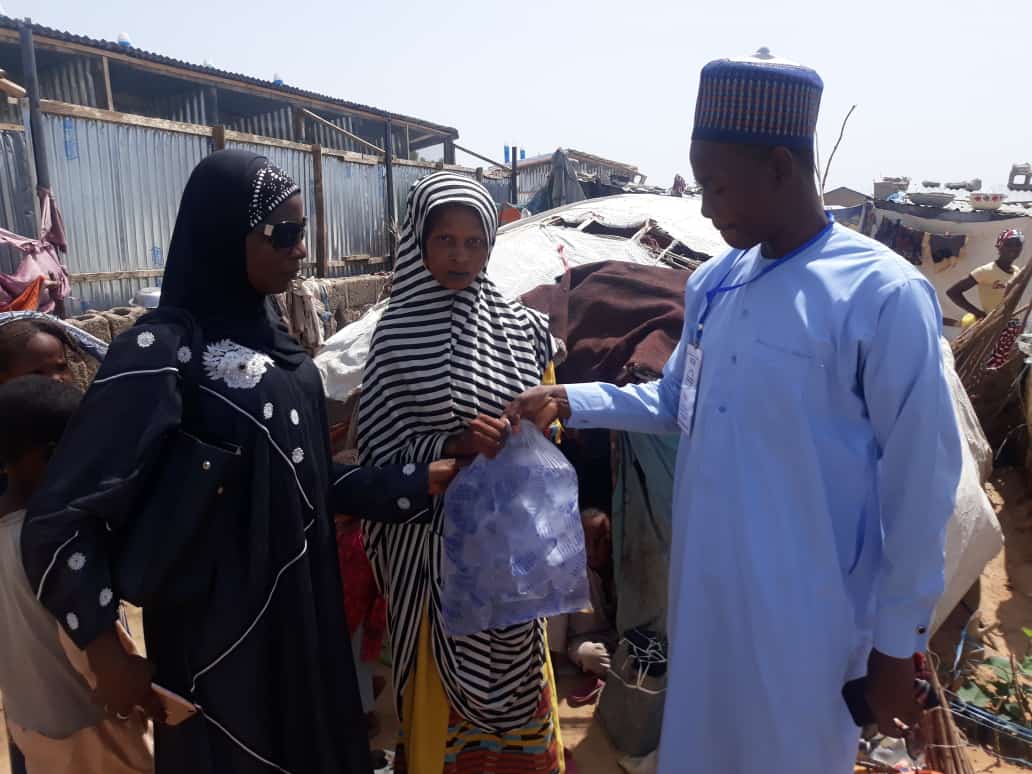boycda1's tweet photo. today @boycda1
 touch the life of (Sabon Gari IDPs camp) where we distributed bags of cold sachets water to over 150 household/tent, This gesture was made possible with the support from SISTERS CONNECT. Get involve and make your gesture even a little, it never goes down. Thanks https://t.co/6qnDlFEcGZ