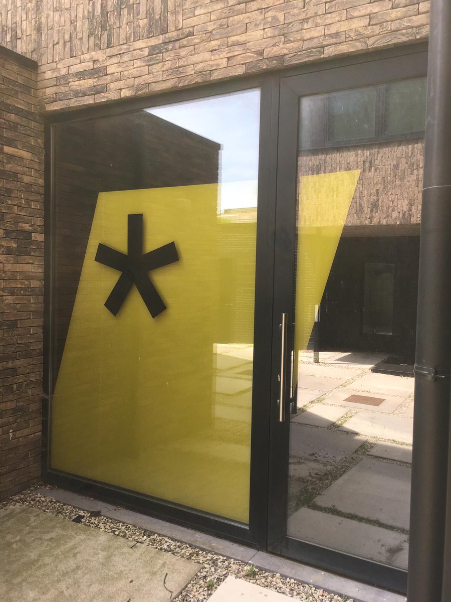 publiall's tweet photo. #straffeondernemerpuntbe #sign geplaatst in opdracht van #wizz #communicatie ! #sticker #raamsticker #publiall https://t.co/Ze48gaSp8U