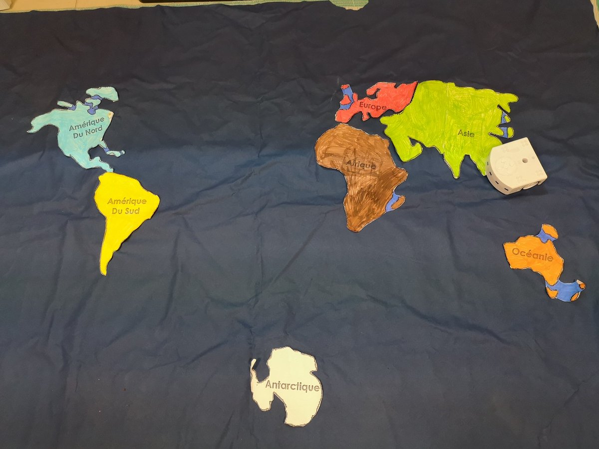 Restitution Classes-Robots à l'école Bourdenière (Chenôve). Bravo à l'équipe et aux élèves de CE1 pour ce riche voyage culturel et artistique. @dane_dijon <a href="/21Dsden/">DSDEN 21</a> @Canope_21 <a href="/AcademieDijon/">Académie de Dijon</a>