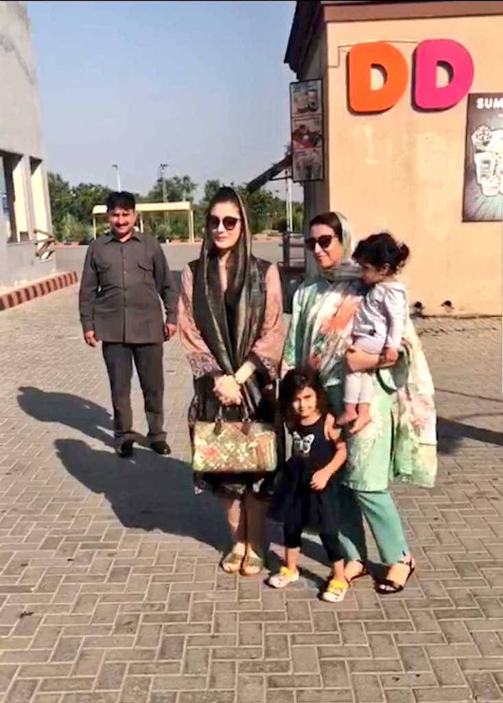 ZeshanMalick's tweet photo. After seeing @MaryamNSharif at Bhera rest area(Motorway) families greeted Maryam Nawaz with love and warmth, they extended prayers for Mian Nawaz Sharif Sb. Indeed Nawaz Sharif rules hearts of Millions. https://t.co/yO3s0ZDcau