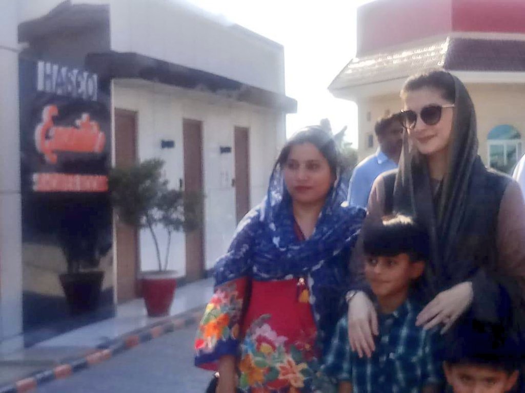 ZeshanMalick's tweet photo. After seeing @MaryamNSharif at Bhera rest area(Motorway) families greeted Maryam Nawaz with love and warmth, they extended prayers for Mian Nawaz Sharif Sb. Indeed Nawaz Sharif rules hearts of Millions. https://t.co/yO3s0ZDcau