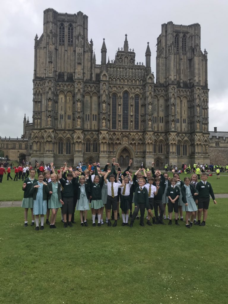 Yew_Trull's tweet photo. We’re having a lovely day at the beautiful Wells Cathedral. https://t.co/rmnklQPZld