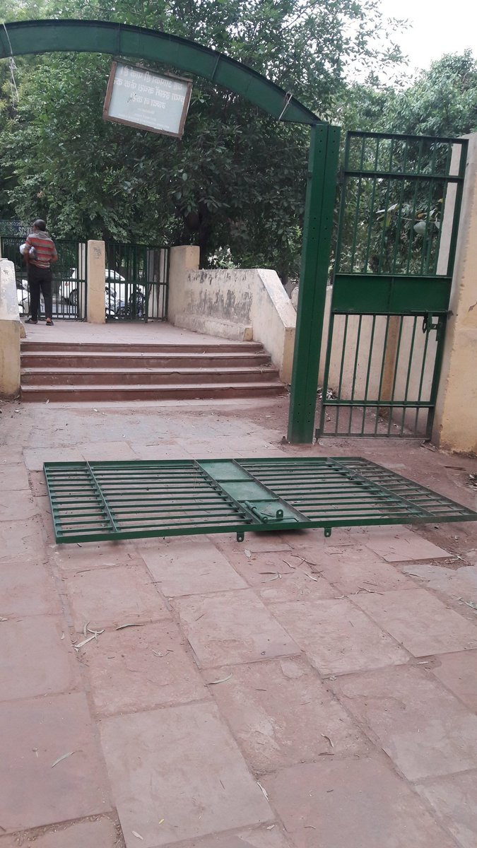 dineshguptaji's tweet image. Gate in DDA DISRTICT PARK IN PASCHIM VIHAR, opp A2 block has been taken down in the afternoon today. Pl take charge or it will be stolen in the night
