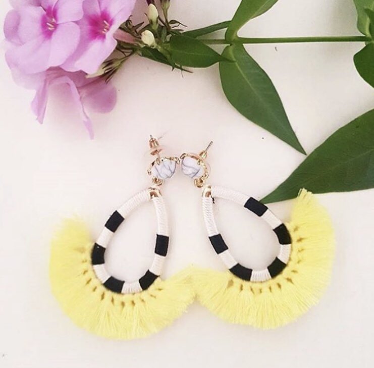 Summer where are you? 🤨
(🔍: Yellow Hoop Tassel) fripperybox.com #fripperybox #summerearrings #yellowhoops #tasselearrings