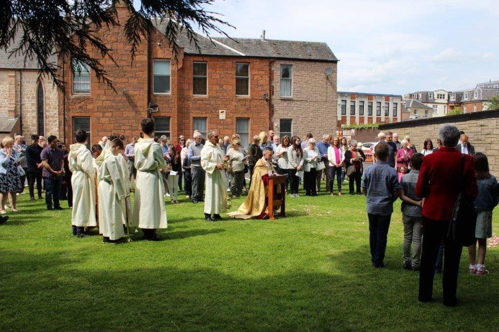 StJoAcadJLT's tweet photo. @Rokewood The beautiful Corpus Christi Procession at St. Joseph's Church, Kilmarnock. The children who made their First Communion last month followed the altar servers in procession and scattered rose petals to lay forth a floral carpet for the Blessed Sacrament. https://t.co/afUE8YdZ1C
