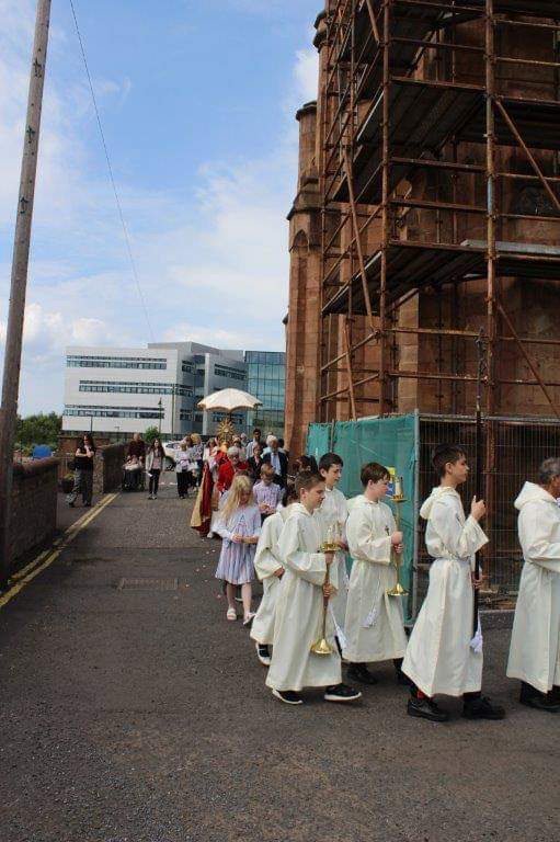 StJoAcadJLT's tweet photo. @Rokewood The beautiful Corpus Christi Procession at St. Joseph's Church, Kilmarnock. The children who made their First Communion last month followed the altar servers in procession and scattered rose petals to lay forth a floral carpet for the Blessed Sacrament. https://t.co/afUE8YdZ1C