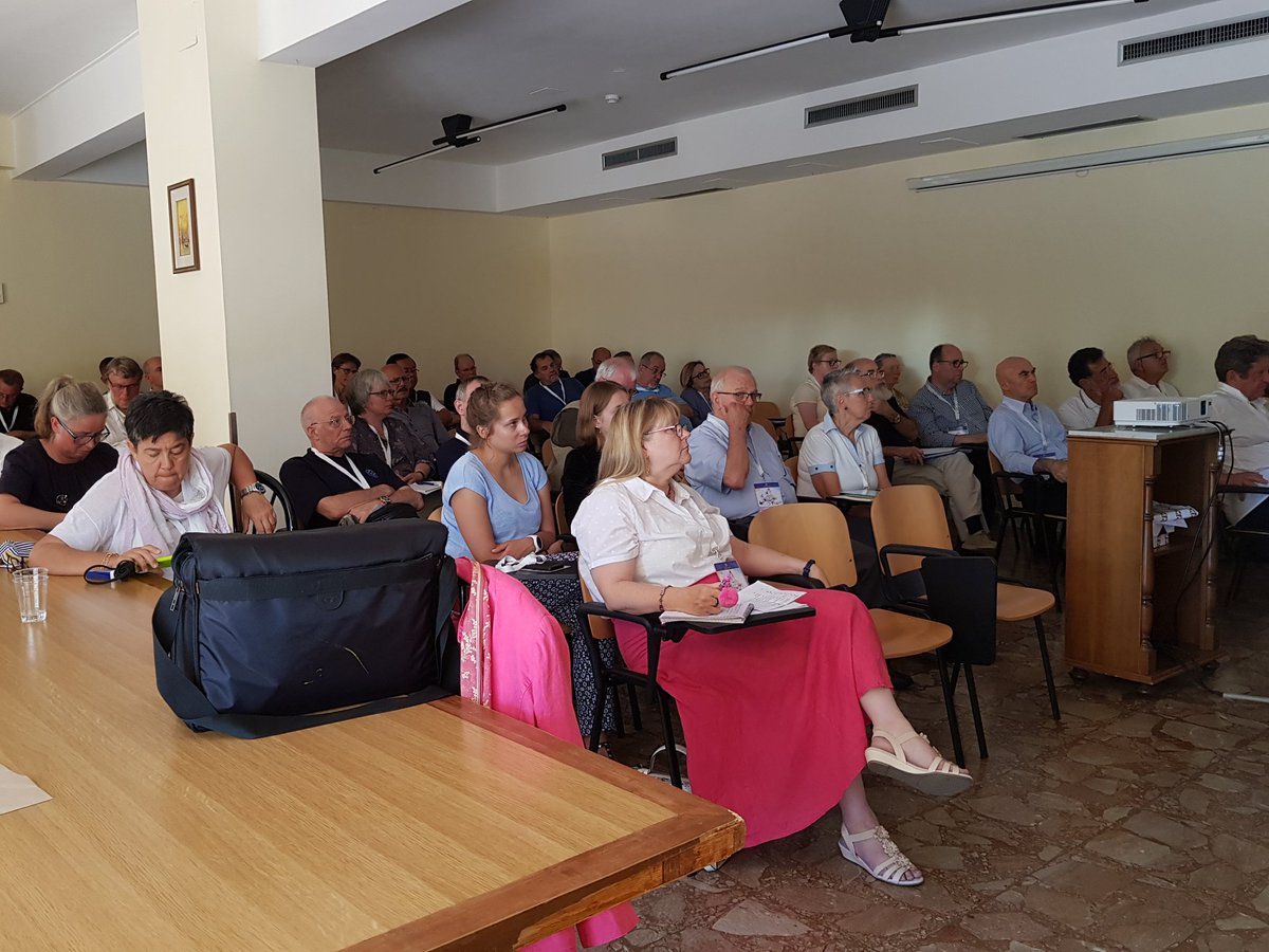 On Cruise Lines the chaplain is a point of reference:he provides not only pastoral support but also patical help,cultural food,crew support,engaging with local community. So Rev.R.Stone at the European Meeting of @Apostleshipsea #stellamaris <a href="/CardinalTurkson/">Card Peter K. Turkson</a>