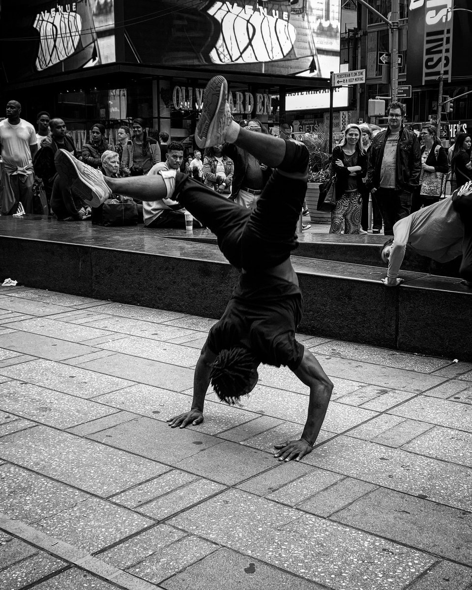 “Balance”
•
•
•
#NewYork #NYC #Manhattan #TimesSquare #streetsofnewyork #streetphotography #streetphotographer #blackandwhitephotography #blackandwhitephotographer #streetperformer #streetart #performanceart #balance #balancingact #handstand #melaninpoppin #blackart