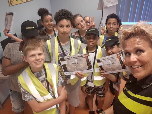 WA_HIA2's tweet photo. Iedereen heeft met goed gevolg zijn politiekids periode afgesloten..dus hebben zij allen een certificaat gekregen! #controle #politie #brandweer #handhaving #gemeente
#inbreng #meedoen #gaaan #groenvanprinsterer #Klimop #basischool https://t.co/zm8CLcYg1R
