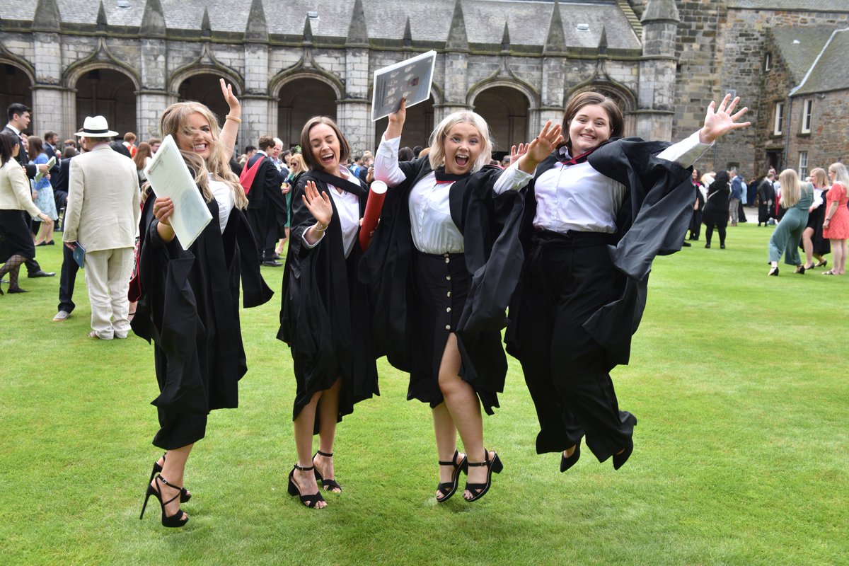 univofstandrews's tweet image. The sun is shining at last for graduation 🌞👏🎉🎓

#ForeverSaints