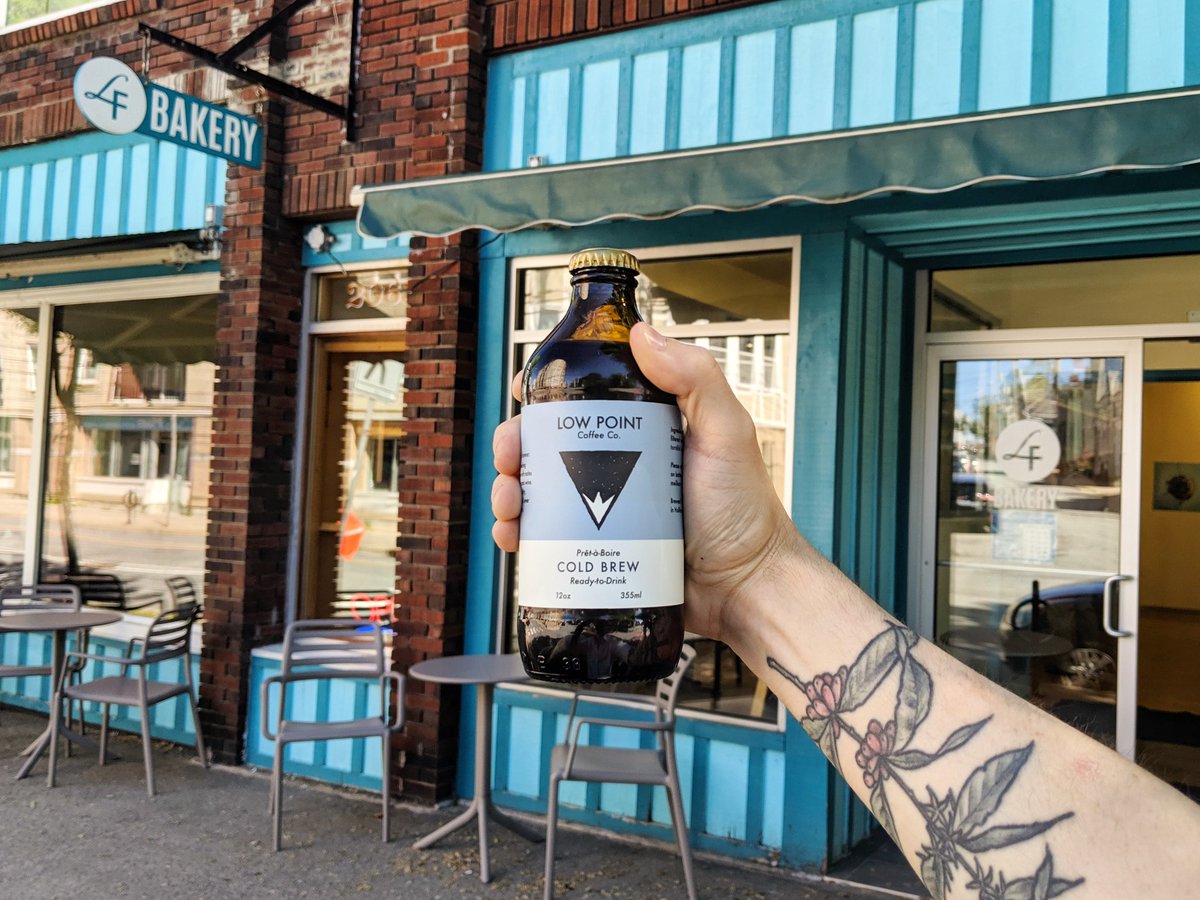 LowPointCoffee's tweet image. Allo cadeau! 🎁😍 Vous pouvez trouver notre café froid à @lfbakeryhalifax (et même trouver le lavain que j'achete chaque semaine).
🍞🍞🍞🍞🍞
#halifax #coldbrew #coffee #bakery #lfbakery #lavain #boireducafenemeursjamais