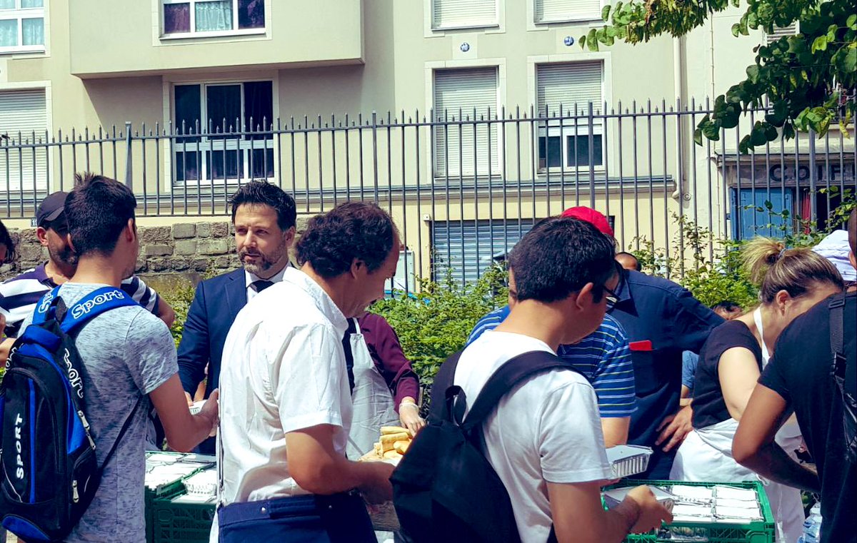 huguesrenson's tweet photo. En cette période de #canicule, les associations parisiennes sont pleinement mobilisées pour venir en aide aux plus fragiles. 

Heureux d’avoir participé ce midi au square Léon #Paris18 à la distribution de repas préparés par La Table Ouverte.

Recréons du lien à #Paris ! https://t.co/1HG7yk3zeL