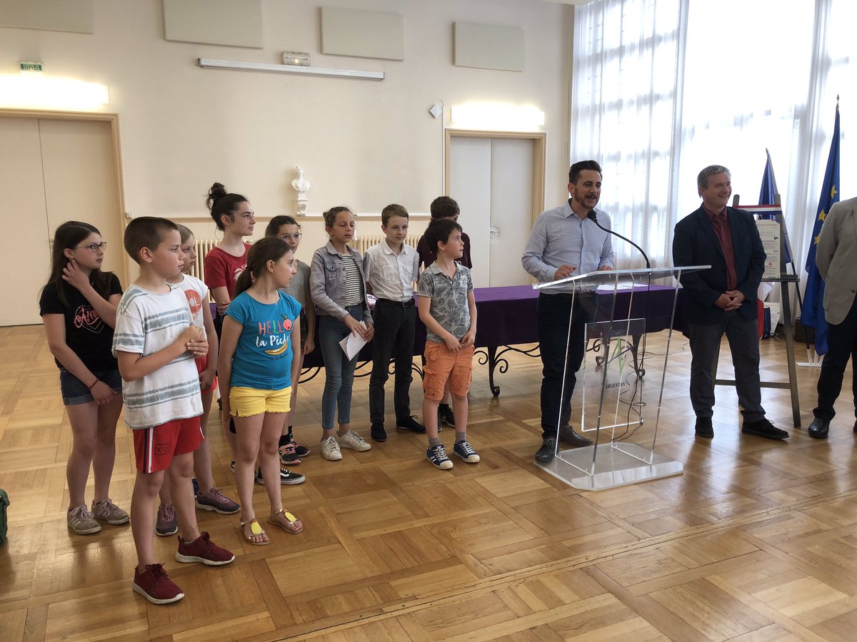 Remise officielle de la Charte des élèves citoyens à la mairie d’#Argentan, projet mené par les 6G2 et le #CVC avec l’association <a href="/EmpreintesCitoy/">Empreintes Citoyennes</a> et les établissements scolaires argentanais. <a href="/dsden61/">DSDEN61</a> <a href="/VilleArgentan/">Ville d'Argentan</a> #citoyenneté