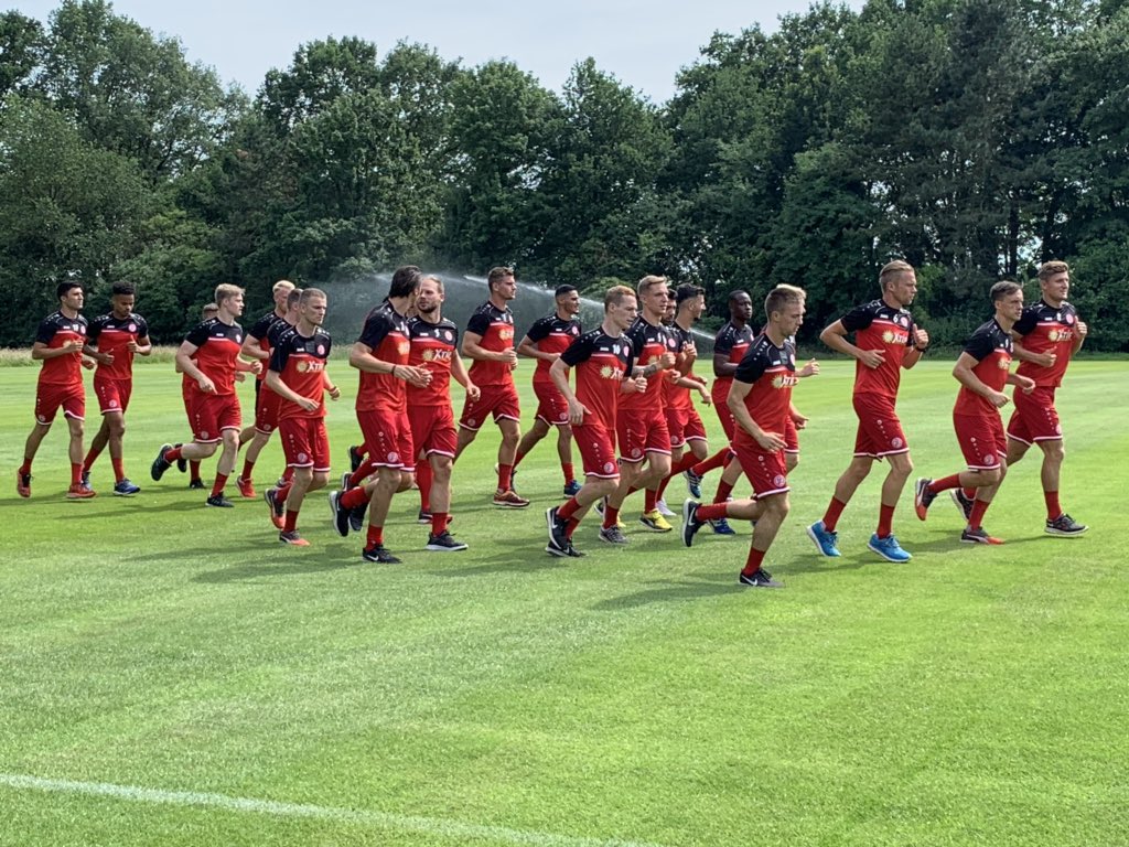 Die erste Einheit von <a href="/rot_weiss_essen/">Rot-Weiss Essen</a> in #Herzlake ist gestartet #RWE