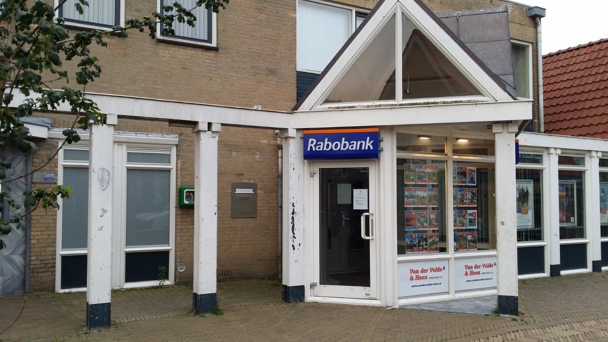 dirvastgoedNED's tweet photo. De taxateur die hier zijn aanbod lekker heeft hangen, is ook de voorkeurtaxateur van deze bank! Staat op zo'n lijstje! En @Rabobank durft vol te houden dat op deze voorkeurslijstjes onafhankelijke taxateurs staan? Laat mij niet lachen! #nrvt #afm #dnb https://t.co/FZEFur0fkv