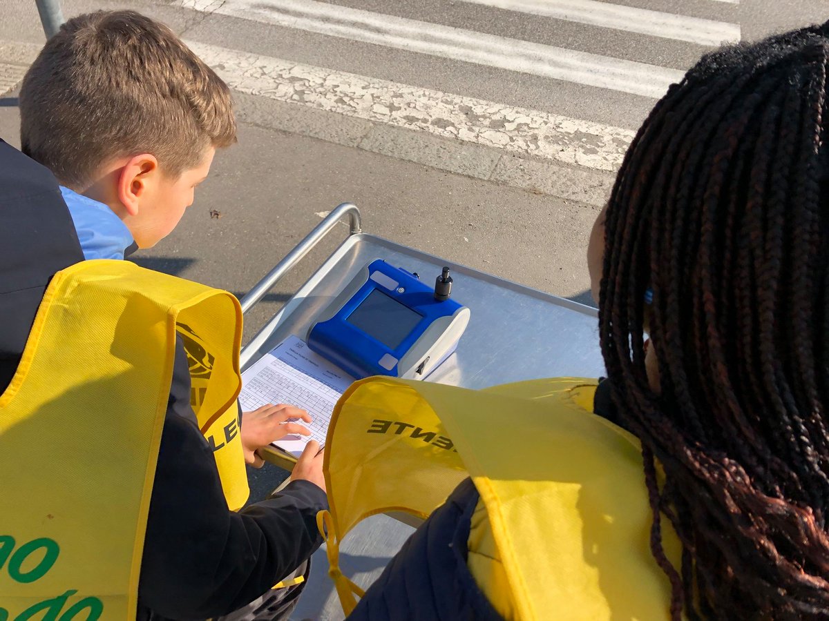 FondazioneIU's tweet photo. Qualche settimana fa si è concluso il progetto #StudentScientists promosso da @Legambiente_EmR che ha visto oltre 500 ragazzi delle scuole medie e superiori di #Bologna raccogliere dati sulla #qualitàdellaria intorno alle loro scuole.
↪️ https://t.co/2zs7GAI7RC
#LabAria https://t.co/mOwB3Zokzv