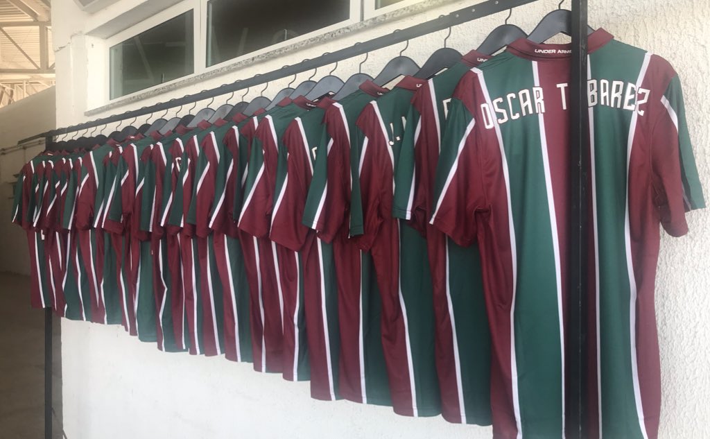 Uruguay's tweet photo. Todos los jugadores y Oscar Tabárez recibieron de regalo la camiseta oficial de @FluminenseFC al llegar al entrenamiento.👏👏 https://t.co/tlM4MH9dnt