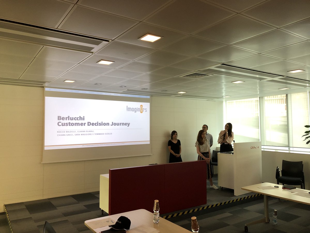 OracleItalia's tweet photo. Il terzo team di ragazzi presenta un un lavoro sul customer decision journey nell’ambito food&amp;beverage. #CX #DigitalMarketing https://t.co/dNYignepEA