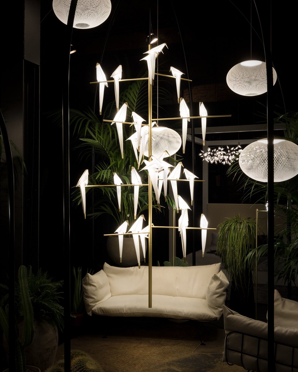moooi's tweet image. The Perch Light Tree by Umut Yamac. A flock of elegant birds perched on the highest branches of a golden tree, singing and celebrating life.

#moooi #alifeextraordinary #moooiinspiration #moooilighting #perchlighttree #umutyamac #moooioriginal