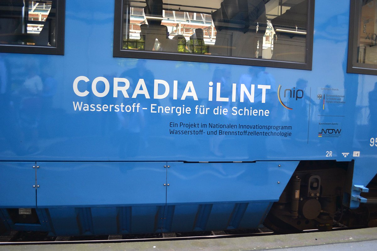 DLR_de's tweet photo. Nächster Halt: CO2-neutrale #Mobilität! In #Oldenburg ist heute die weltweit erste wasserstoffbetriebene Regionalbahn eingefahren 🚄
Mit @AlstomGermany und @EWE_AG
#H2OL
Details: https://t.co/Y1bnyoOrSY https://t.co/3qAOTjtd0i