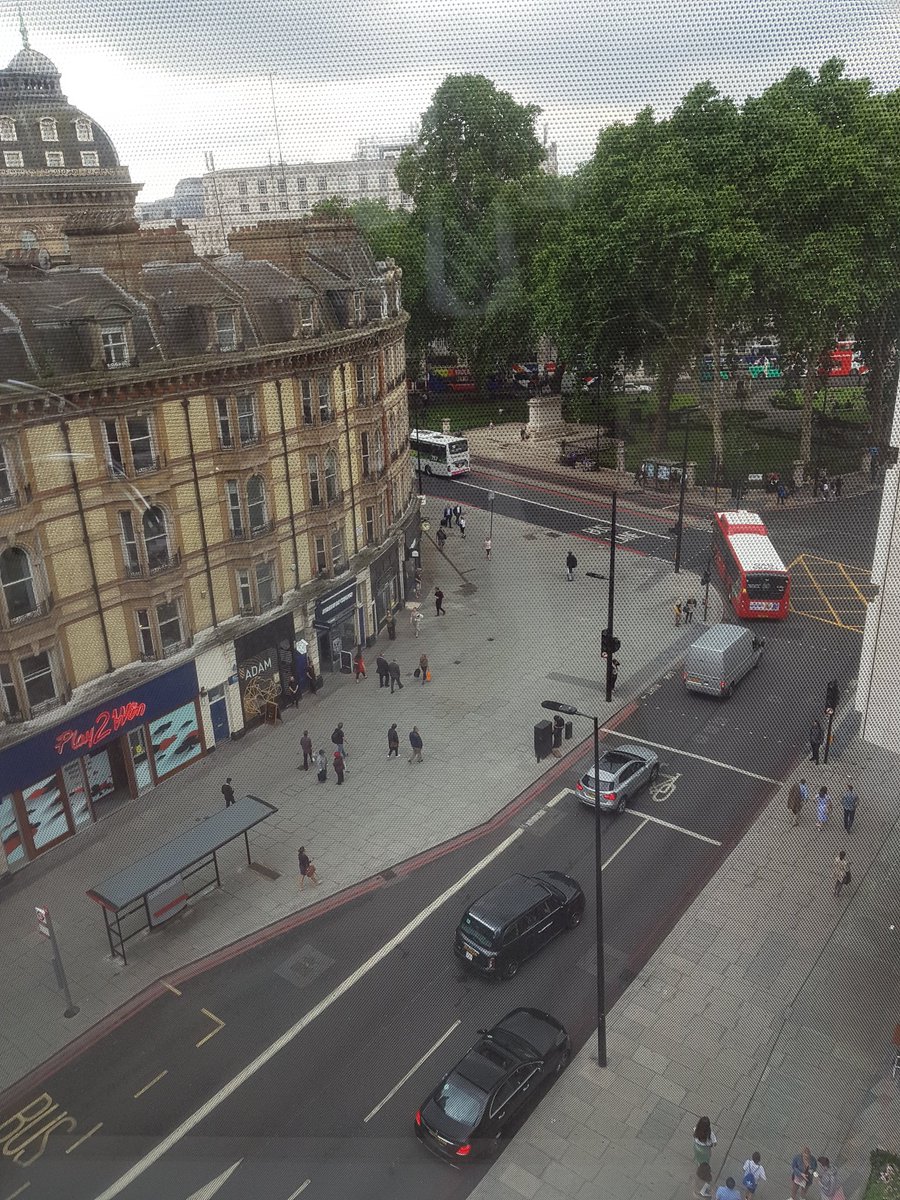 abduluv's tweet photo. Victoria station https://t.co/a79Ovncsbh