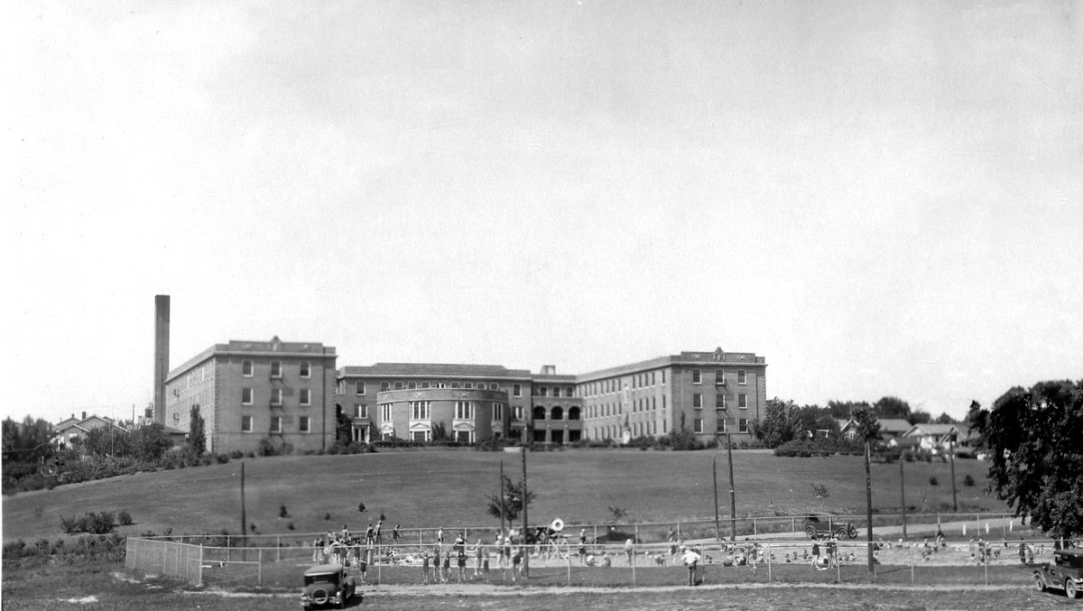 MorningsideEdu's tweet photo. Morningside’s Women’s Residence Hall, later known as Dimmitt Hall, opened on Feb. 12, 1927. The residence hall included a 350-person dining hall, facilities for drama and social functions, and a laundry and trunk room. #Mside125th #ThrowbackThursday https://t.co/o1qhm1FIHX