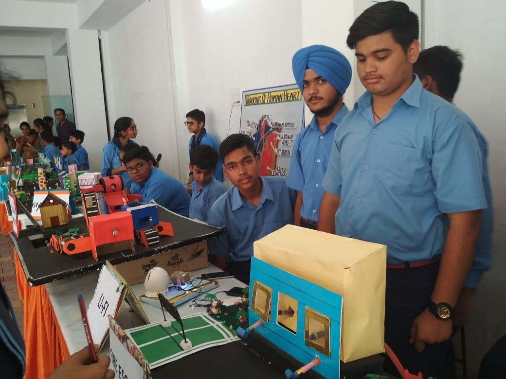 AIMtoInnovate's tweet photo. Making #AtalTinkeringLabs a community hub of #innovations!

Students of Bhartiya Vidya Mandir Senior Sec. School, Ludhiana, #Punjab, came together to celebrate learning and innovation at the #ATLTinkerfest and showcased their prototypes with great enthusiasm. #AIMtoInnovate https://t.co/fKjYBmQLmz