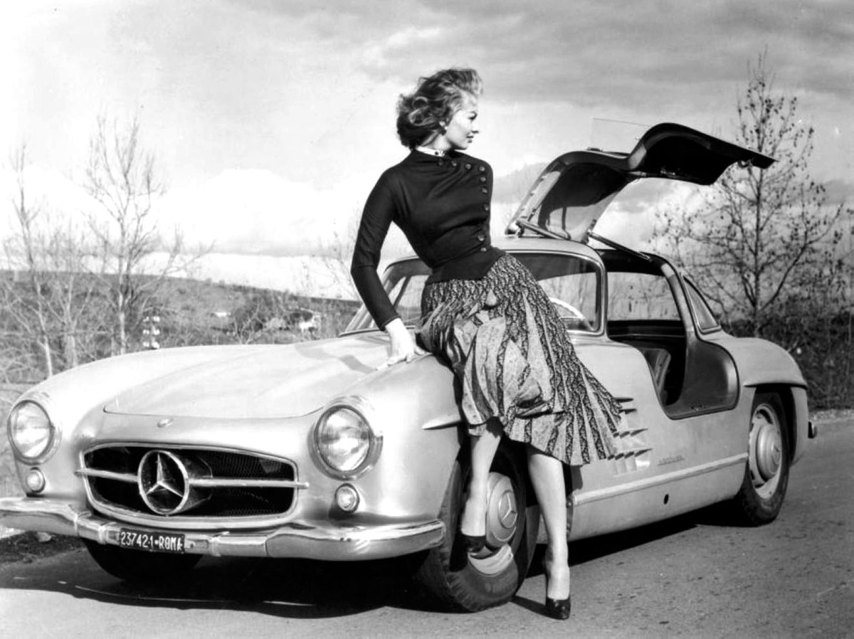 CarsStuff2's tweet photo. Sophia Loren and her Mercedes Benz 300SL gullwing. Wow. https://t.co/GQTppzyoOm