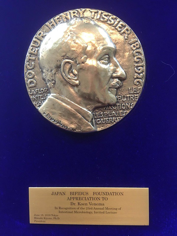 UMCampusVenlo's tweet photo. We congratulate our Prof. Dr. Koen Venema, Professor of Gut Microbiology at Campus Venlo, for the second “Docteur Henry Tissier medal” he received from the Japan Bifidus Foundation (JBF) for his excellent contributions to the field of intestinal microbiology!🎖🎖
@MaastrichtU https://t.co/hpDIM26YSG