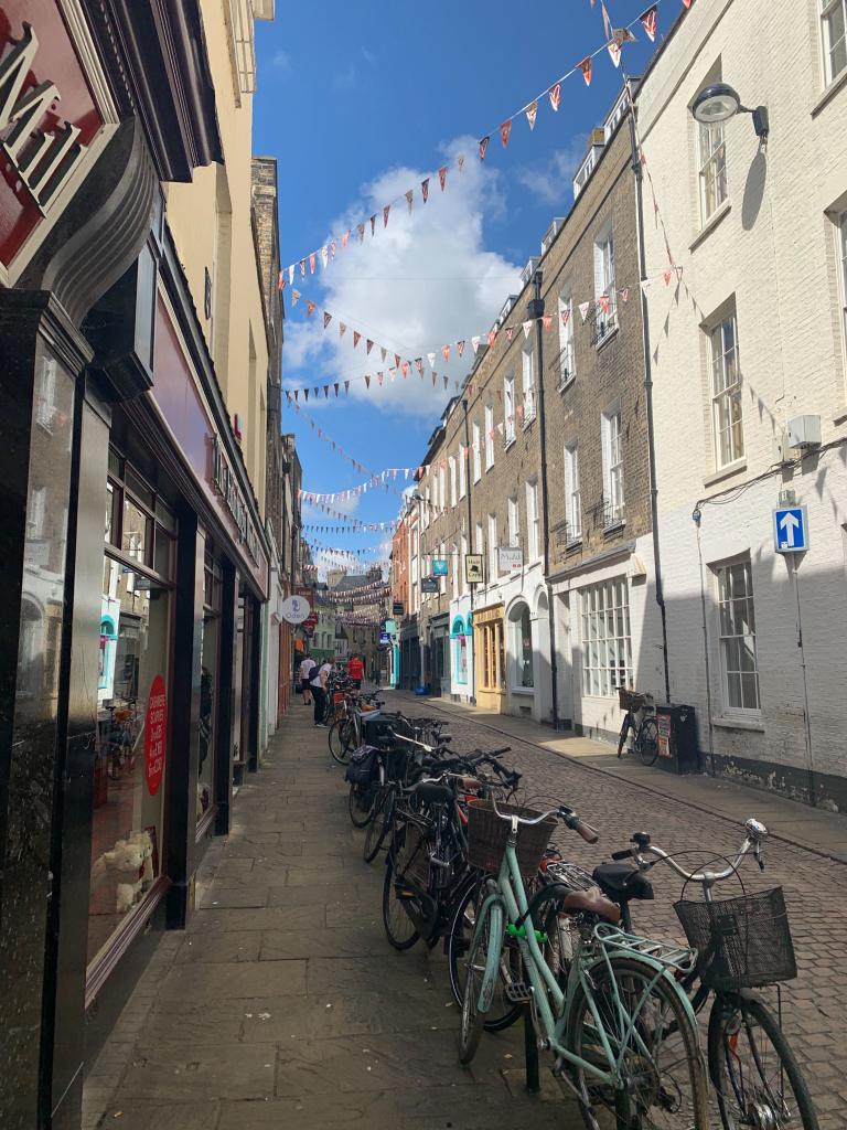 Atlas_S_C's tweet photo. Bicycles &amp; bunting 🚲

It can only mean one thing - summer in Cambridge has officially begun! 😎

Are you joining us in Cambridge? Let us know where you're looking forward to exploring ✨

#oxfordsummercourses #cambridge #visitcambridge #studyincambridge #summer2019 #travel https://t.co/AsBAeKpEXv