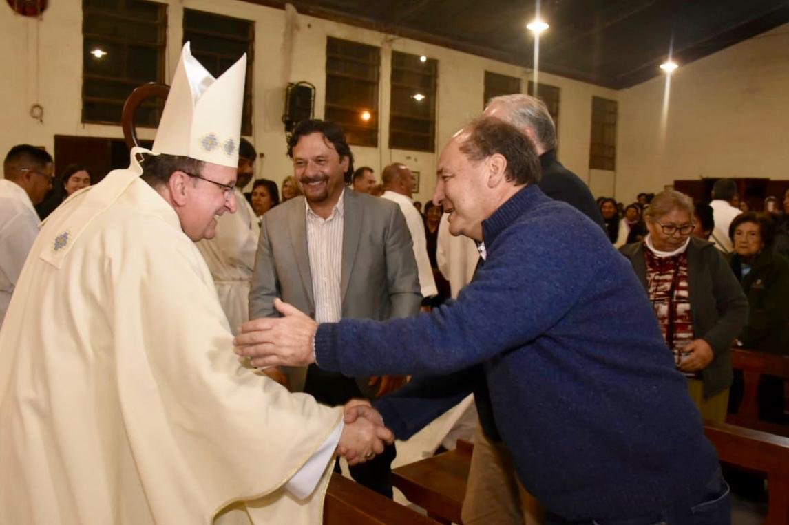 ricardo_villada's tweet image. Acompañamos en la iglesia Sagrada Familia de Nazareth de barrio Boulogne sur Mer a Monseñor Mario Cargnello en la celebración por sus 25 años de ordenación episcopal.