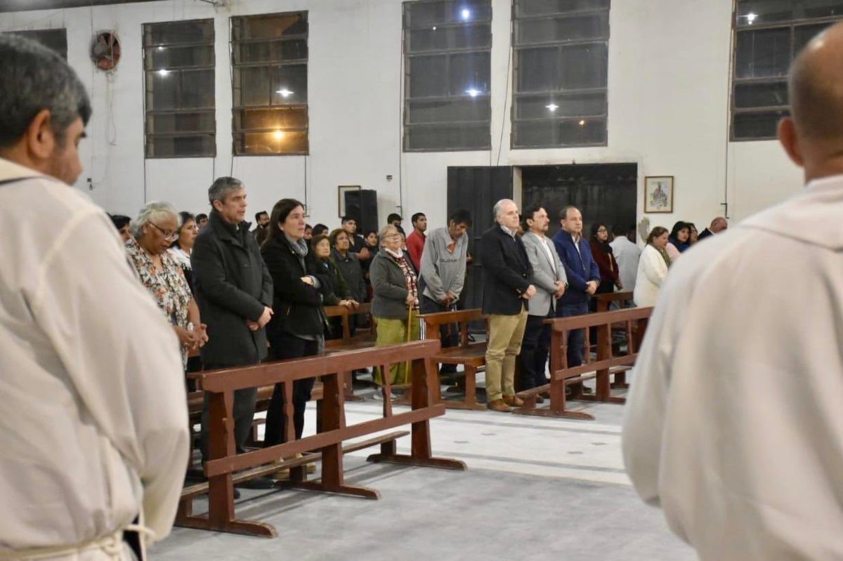 ricardo_villada's tweet image. Acompañamos en la iglesia Sagrada Familia de Nazareth de barrio Boulogne sur Mer a Monseñor Mario Cargnello en la celebración por sus 25 años de ordenación episcopal.