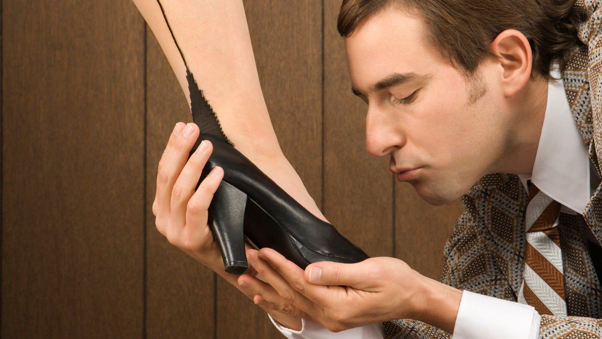 Engaged_Editor's tweet image. Generally, use "who" to refer to people and "that" to refer to things:
"the shoes that hurt my feet"
"the Tinder dude who wanted to lick my shoes"
It's often fine to use "that" for people, but if you're worried about the grammar police, "who" is safer. #TipTuesday #amediting