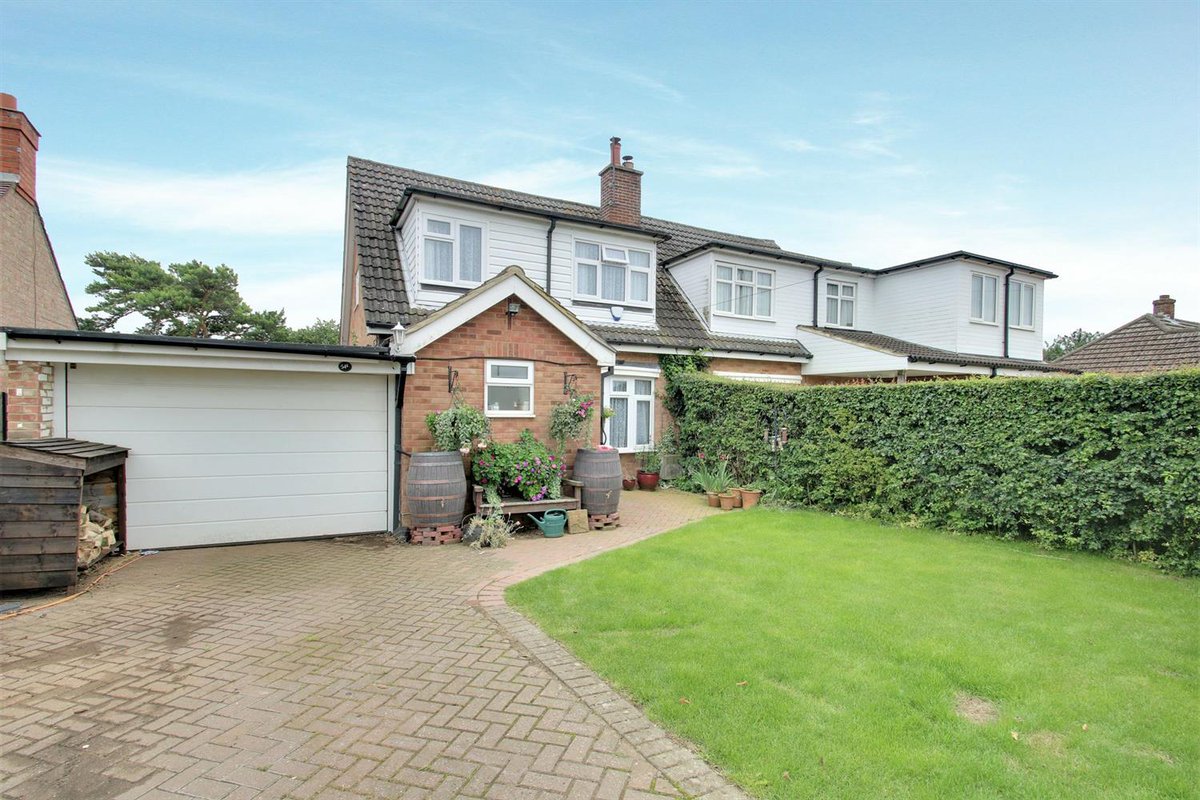 This house will make the perfect family home as it has so much to offer.  The parking is superb and has a double garage too.  The location is on Avenue Road which certainly has kerb appeal.
flinklp.haart.co.uk/ForSaleV5/?pro…