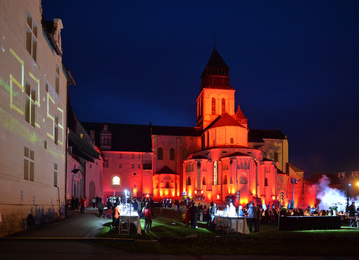 vinsdeloire's tweet photo. Retour en images sur @Festivini 2019  📸 l’Abbaye Royale de @fontevraud a été transformée en véritable pays des merveilles ♠️ ♣️ ♥️ ♦️ Il paraît qu’Alice a retrouvé le lapin blanc un peu plus loin dans les vignes 😅 #Vinsvaldeloire #loirelovers https://t.co/auhAhQ7V4A